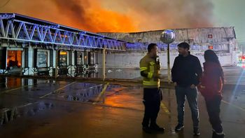 El intendente Rodrigo Buteler recorrió la zona del incendio en el depósito de La Anónima. | LM Neuquen El intendente Rodrigo Buteler recorrió la zona del incendio en el depósito de La Anónima.