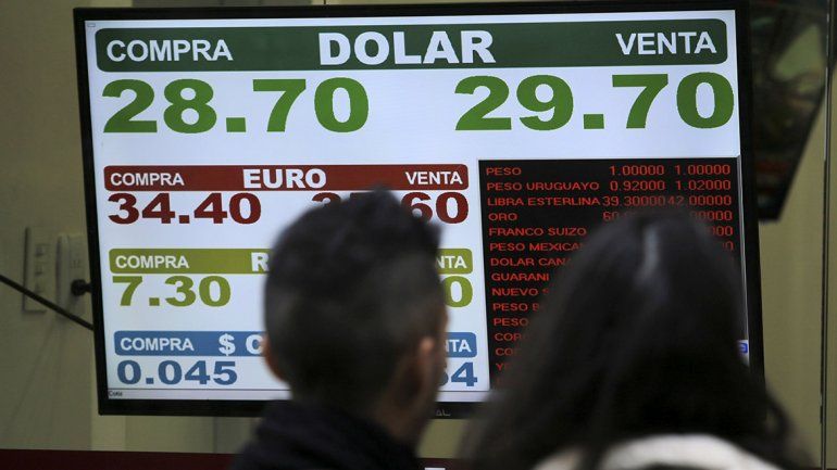 Sin freno: el dólar rozó los 30 pesos a pesar de intento del Central