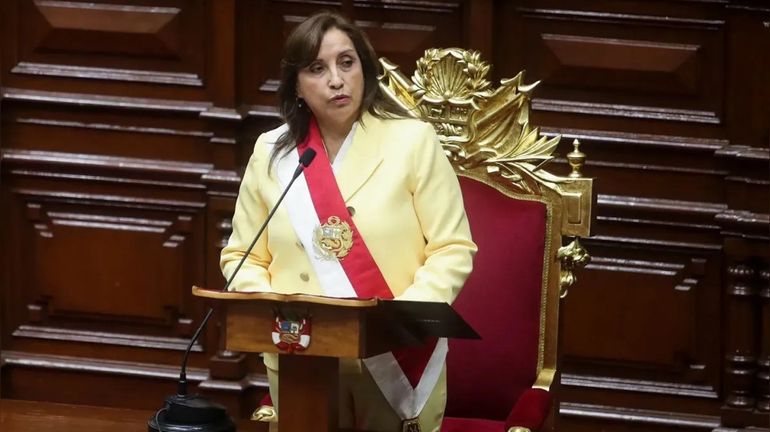 En medio de la crisis política, Dina Boluarte juró como presidenta de Perú