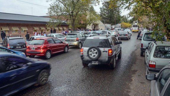 Postales que ya son un clásico a la salida de las escuelas. Los padres estacionan en doble fila a la espera de sus hijos. El tránsito se torna insoportable.