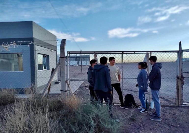Toma, promesas y tráilers en una escuela de Vaca Muerta