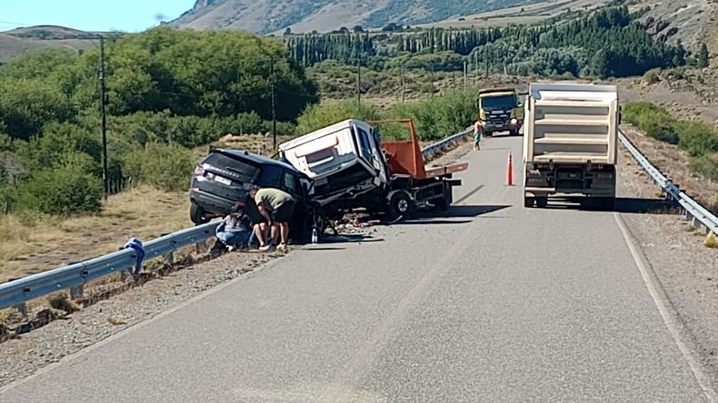 Grave choque con heridos en Ruta 60, entre una camioneta y un camión | LM Neuquen Grave choque con heridos en Ruta 60, entre una camioneta y un camión