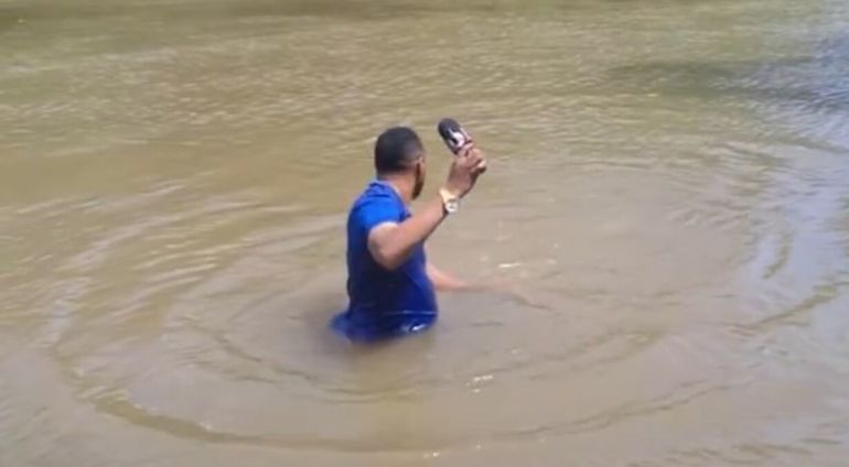 Un periodista cubría la desaparición de una nena y encontró el cuerpo mientras grababa el informe