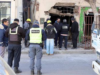 susto por una fuga de gas en el bajo: demolian una vieja casa y pincharon un cano clandestino susto por una fuga de gas en el bajo: demolian una vieja casa y pincharon un cano clandestino