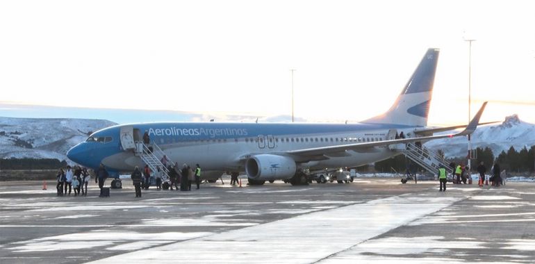 Llegada de un vuelo de Aerolíneas Argentinas al aeropuerto Chapelco. Llegada de un vuelo de Aerolíneas Argentinas al aeropuerto Chapelco.