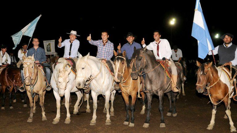 El gobernador ingresó a caballo al predio de la Fiesta del Veranador. 