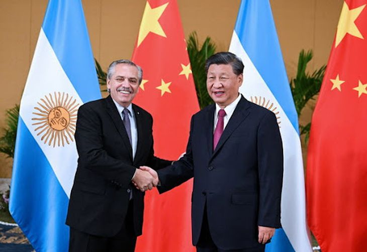 Sonriente y para no ser menos que sus antecesores en el Gobierno, Alberto Fernández también anunció en su momento millonarias inversiones que iban a llegar de China. Sonriente y para no ser menos que sus antecesores en el Gobierno, Alberto Fernández también anunció en su momento millonarias inversiones que iban a llegar de China.