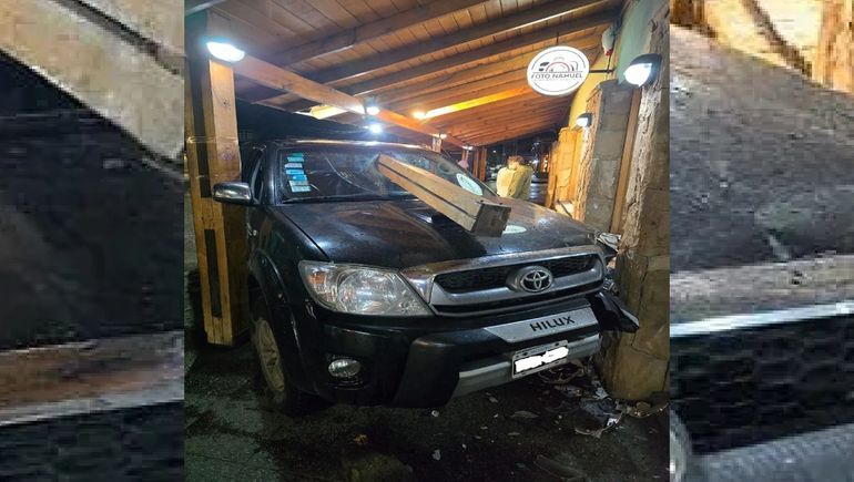 Perdió el control de su camioneta y terminó sobre la vereda, casi incrustado en un local
