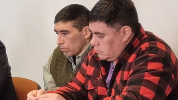 Daniel Nepal (derecha) y Carlos Peinipil, durante una audiencia del juicio por jurados que se lleva aelante en la Casa de la Cultura de Lago Puelo, en Chubut.&nbsp;