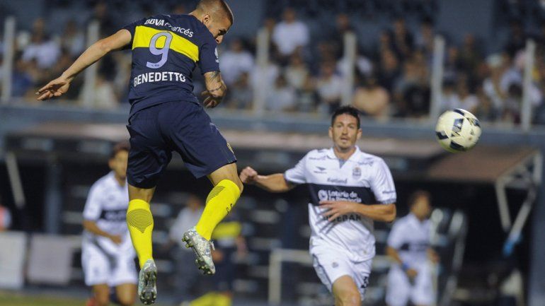 Benedetto no volvió bien tras la lesión muscular. Su suplente la rompe.
