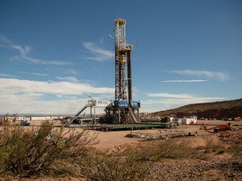 Una torre perforadora en el área Loma Campana, un área emblema del shale oil que opera YPF en Vaca Muerta.