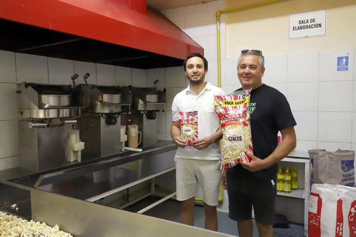 Lucas y Alejandro, en su fábrica del barrio Confluencia. Foto: Claudio Espinoza Lucas y Alejandro, en su fábrica del barrio Confluencia. Foto: Claudio Espinoza