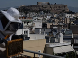 Colmenas urbanas en Atenas con la Acrópolis al fondo: un símbolo de cómo la ciudad revive tradiciones ancestrales griegas en armonía con la naturaleza moderna.