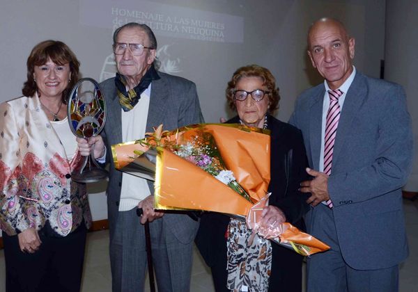 Premio  Lola Mora a mujeres destacadas  en el arte y  la cultura