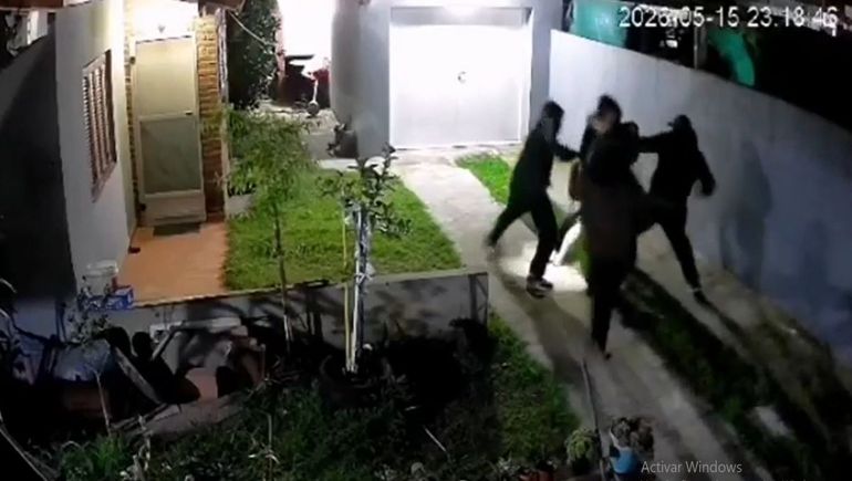 Encapuchados ingresaron durante la noche a la vivienda de Santa Clara del Mar y atacaron a la pareja en medio de un violento intento de robo.