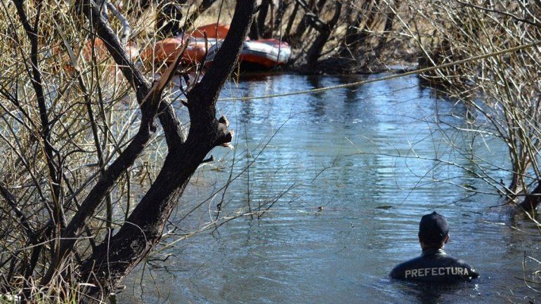 Este fue el tercer rastrillaje en el río Chubut y por primera vez participaron perros que siguen huellas en el agua.