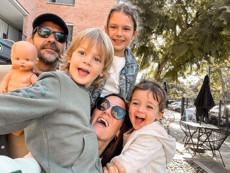 Paula Chaves junto a Pedro Alfonso, su marido, y sus hijos.