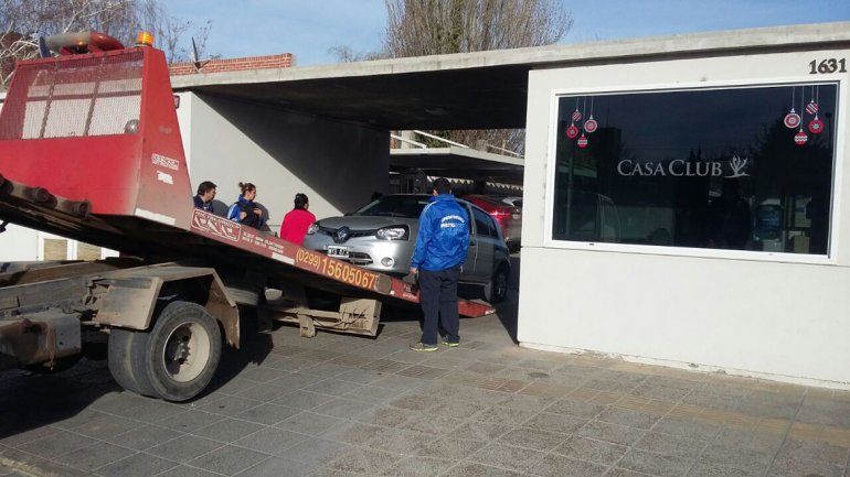 Delitos Económicos retira el Renault Clio del gitano del complejo privado Casa Club