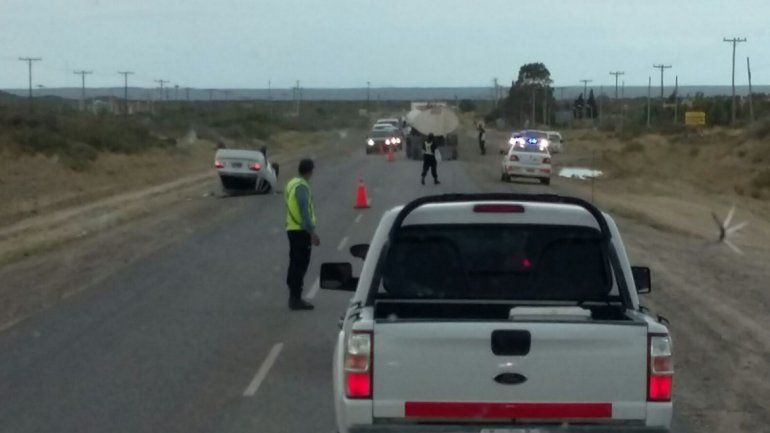 Familia de Plottier volcó por esquivar un gato que se tiró del auto que iba adelante