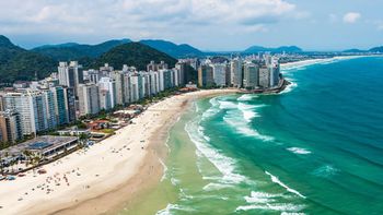 Hubo un brote de gastroenterocolitis en playas de Brasil: varios argentinos afectados