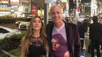 El conductor paseó por Japón junto a la cantante.