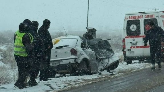 El vehículo en el que viajaban las víctimas quedó destruido tras chocar contra un camión.&nbsp;
