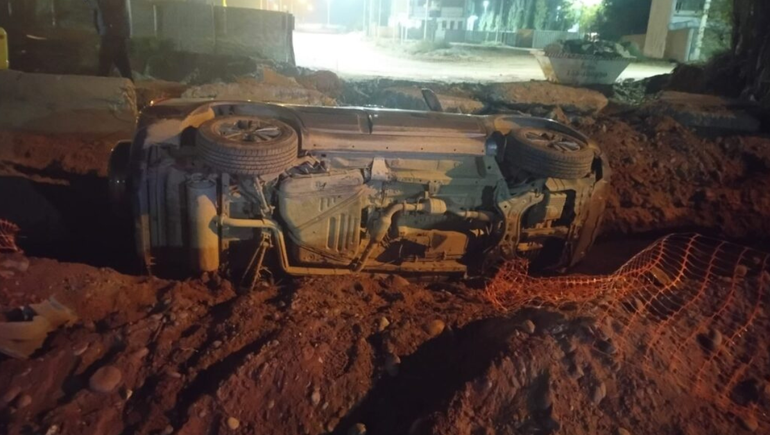 Una camioneta Chery quedó enterrada tras sufrir un fuerte vuelco en Centenario.