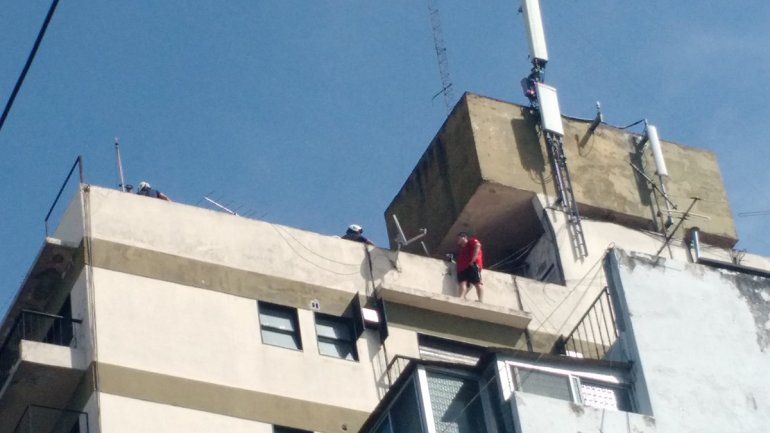 Apuñaló a una mujer y luego quiso tirarse al vacío