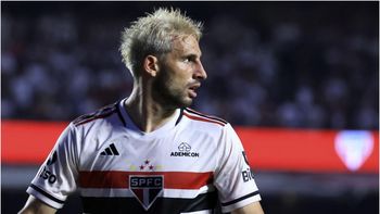 la emocion de jonathan calleri tras consagrarse campeon en brasil con el san pablo la emocion de jonathan calleri tras consagrarse campeon en brasil con el san pablo