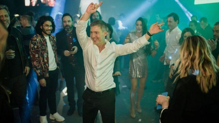 Baile, abrazos y besos en la boca: Adrián Suar y el romance menos pensado