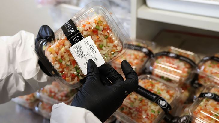 El 50% del costo de producción es por la materia prima, 35% por mano de obra y 15% por packaging.