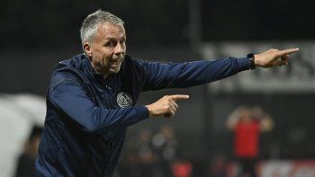 Gustavo Álvarez dirigió su primer partido en San Lorenzo. Gustavo Álvarez dirigió su primer partido en San Lorenzo.