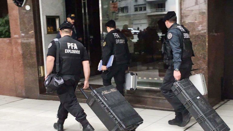 Los policías ingresaron ayer al edificio donde vive De Vido.