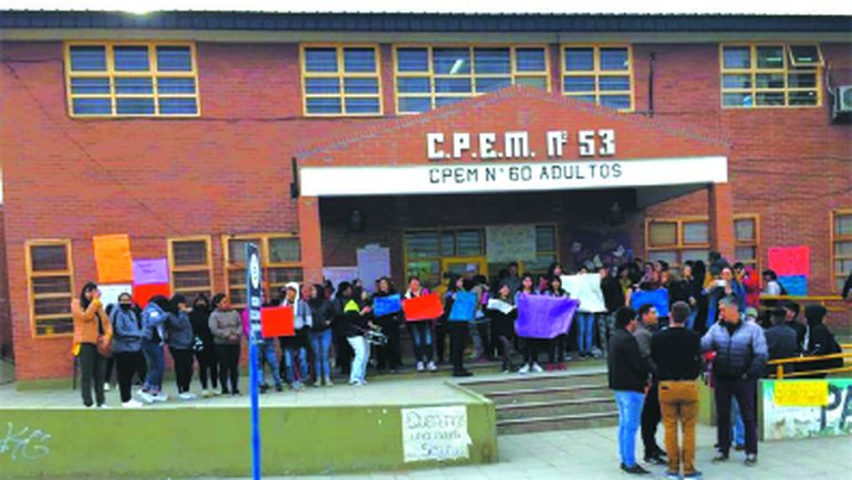El conflicto se generó entre dos familias de estudiantes del CPEM 53. El conflicto se generó entre dos familias de estudiantes del CPEM 53.