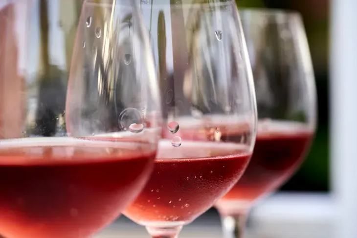 Vino y Magia: La diferencia entre una cata emotiva y un tinte insensible. Vino y Magia: La diferencia entre una cata emotiva y un tinte insensible.