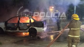 misterio en el oeste neuquino: un auto radicado en centenario aparecio incendiado y nadie lo reclamo misterio en el oeste neuquino: un auto radicado en centenario aparecio incendiado y nadie lo reclamo