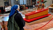 Viral: quién es la monja que rompió el protocolo para despedir al Papa Francisco y que nadie se atrevió a detenerla