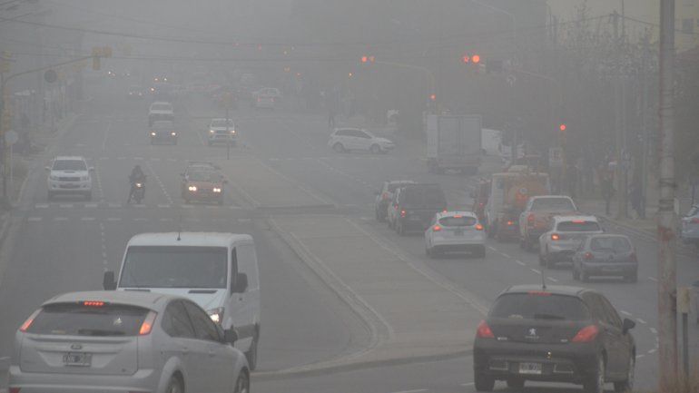 La circulación vehicular ayer fue más lenta a causa de la poca visibilidad.