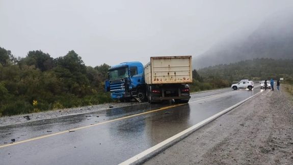 Violento choque fatal en Ruta 40: tres muertos y cinco heridos