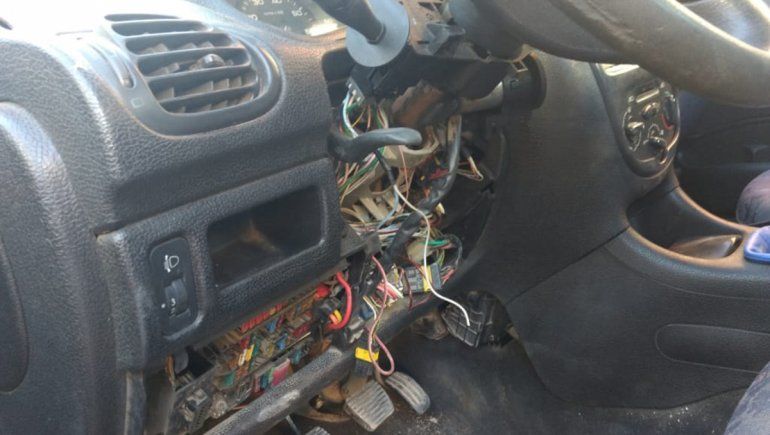 Se hizo pasar por un electricista y le desmanteló el auto
