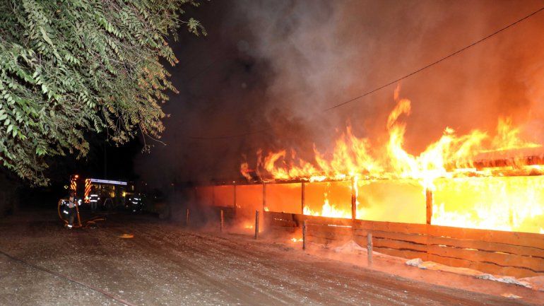 Un incendio destruyó casi la mitad del predio de la Feria Franca de Junín