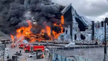 video: dramatico incendio en el escenario principal de tomorrowland a dos dias del inicio del festival video: dramatico incendio en el escenario principal de tomorrowland a dos dias del inicio del festival