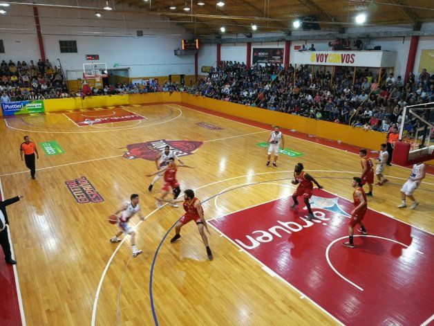 Español venció a un histórico del básquet nacional y sigue invicto