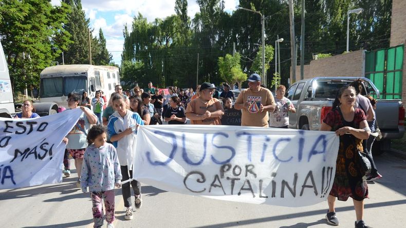 Los vecinos de Plottier ya han realizado marchas pidiendo justicia por Catalina. | LM Neuquen Los vecinos de Plottier ya han realizado marchas pidiendo justicia por Catalina.