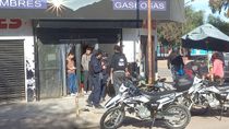 tension en el oeste neuquino: supermercado chino no dejo entrar a una vecina ladrona y atacaron el local