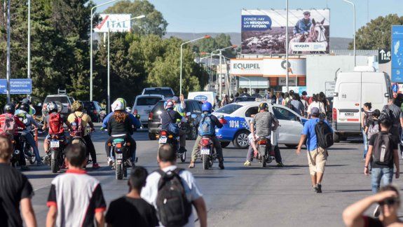 Los manifestantes, ayer, durante la protesta en la zona de los puentes.