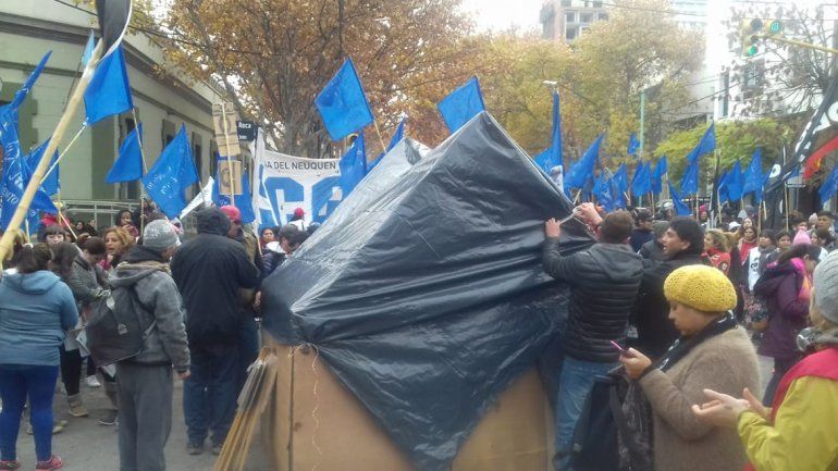 Organizaciones sociales reclamaron trabajo en Casa de Gobierno