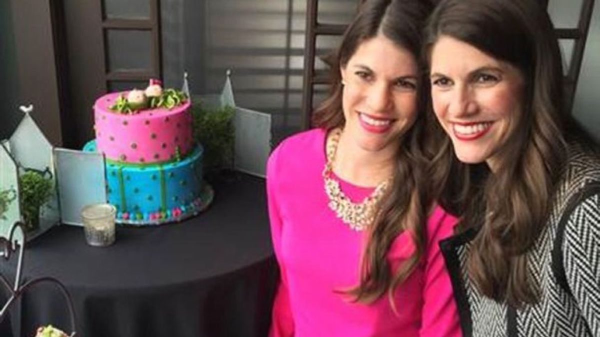 Son hermanas gemelas hasta para tener hijos