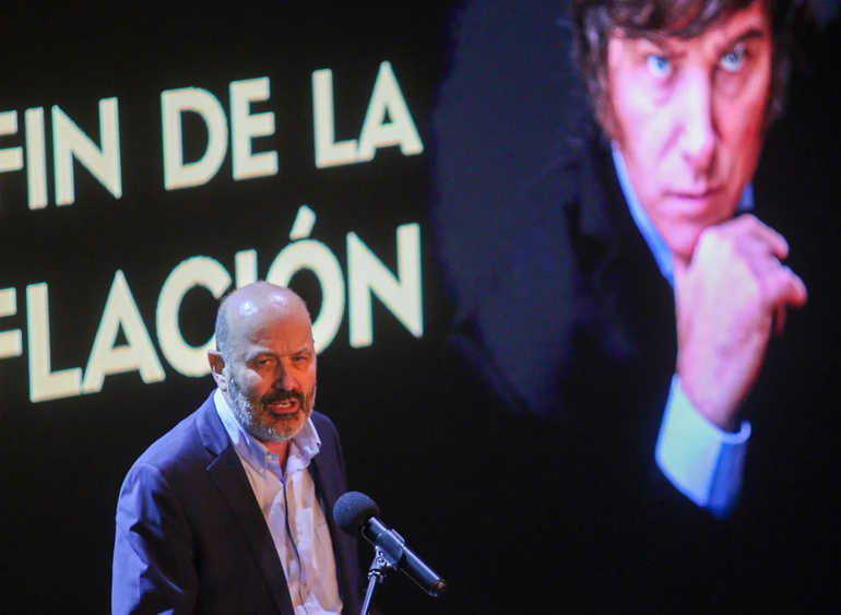 Federico Sturzenegger, a cargo de los empleados públicos. Federico Sturzenegger, a cargo de los empleados públicos.