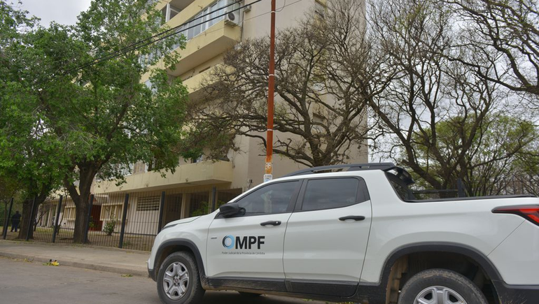 Una joven cayó de un sexto piso y murió: había discutido con la familia